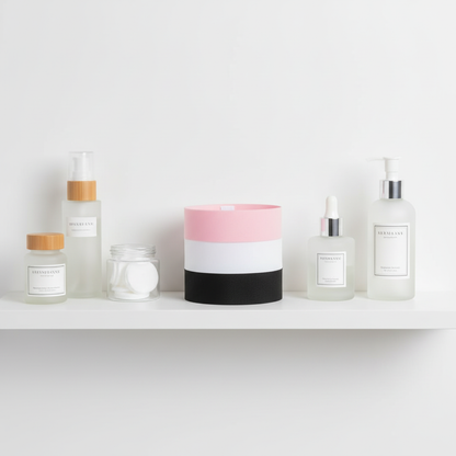 Faixas organizadas em prateleira com produtos de skincare