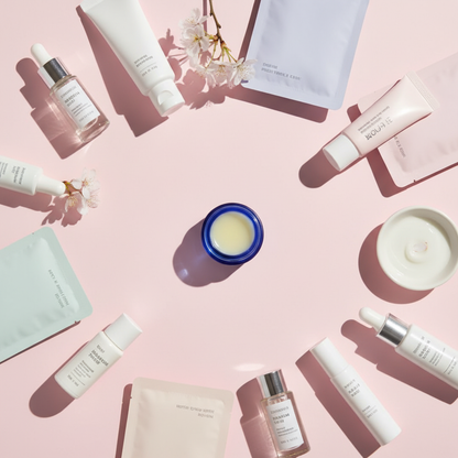 Flat lay com produtos K-Beauty