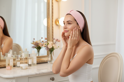Mulher usando faixa durante rotina de skincare