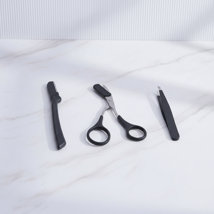 Kit de sobrancelhas em superfície de mármore