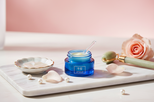 Bálsamo labial em penteadeira luxuosa