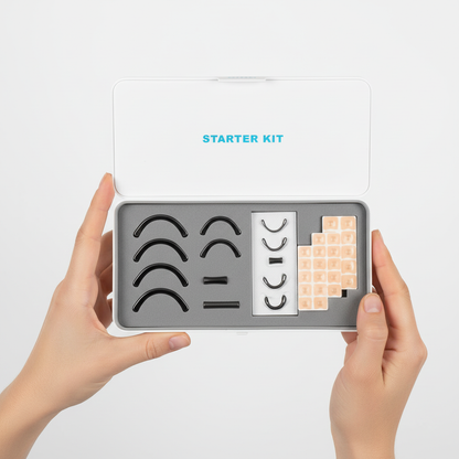 Mãos segurando o kit organizado